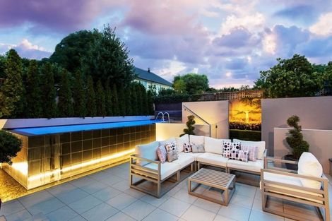 Photo of property in 8 Saint Andrews Square, Strowan, Christchurch, 8052