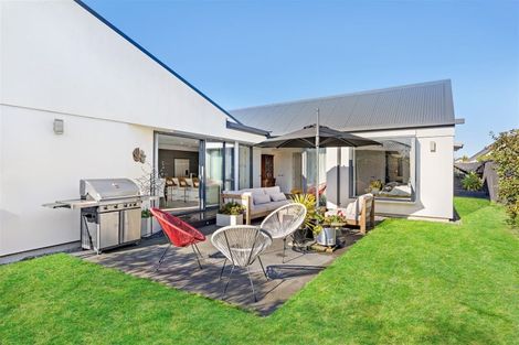 Photo of property in 27 Holiday Drive, Mairehau, Christchurch, 8052