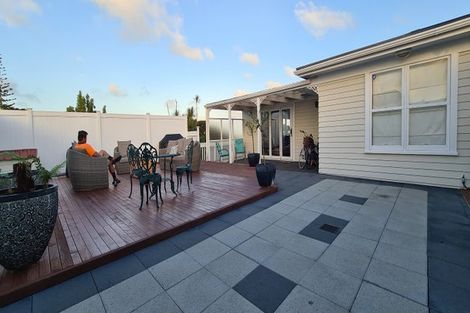 Photo of property in 2/100 Manuka Road, Bayview, Auckland, 0629