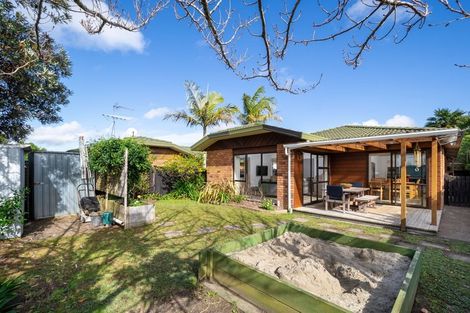 Photo of property in 1/11 Javelin Place, West Harbour, Auckland, 0618