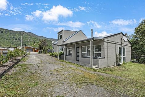Photo of property in 44 Beach Road, Waikawa, Picton, 7220