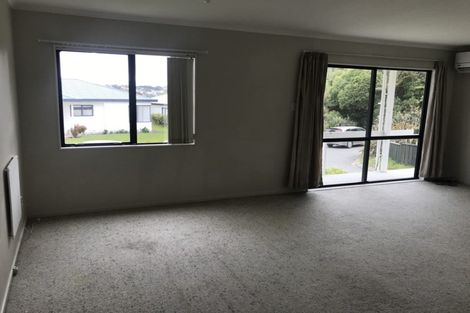 Photo of property in 10a Ted Gilberd Place, Newlands, Wellington, 6037