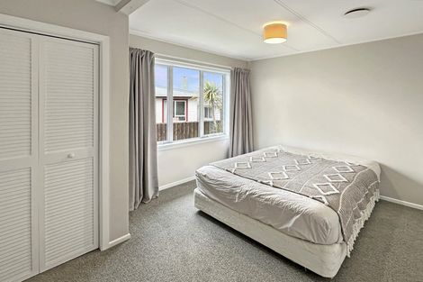 Photo of property in 6 Salford Street, Newlands, Wellington, 6037