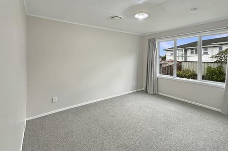 Photo of property in 6 Salford Street, Newlands, Wellington, 6037