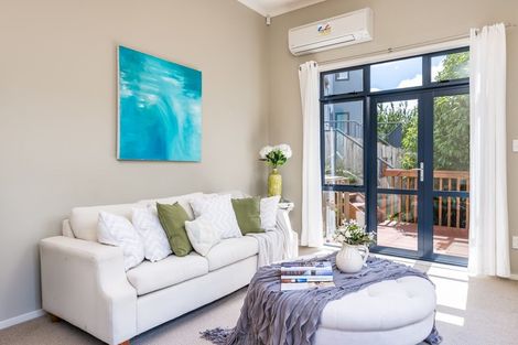 Photo of property in 5 Sonoma Crescent, Oteha, Auckland, 0632