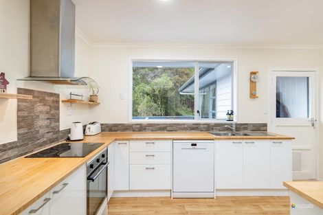 Photo of property in 31 Wyndham Road, Pinehaven, Upper Hutt, 5019