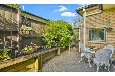 Photo of property in 2/11 The Rosebowl, Sunnyhills, Auckland, 2010