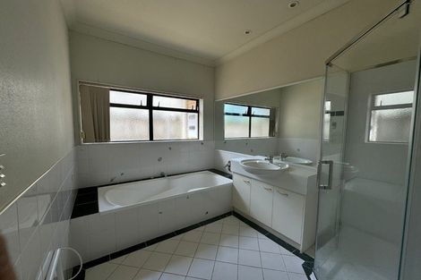 Photo of property in 1 Capistrano Mews, Goodwood Heights, Auckland, 2105
