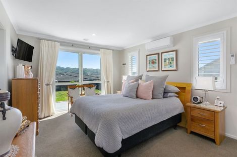Photo of property in 86 Queen Charlotte Drive, Aotea, Porirua, 5024