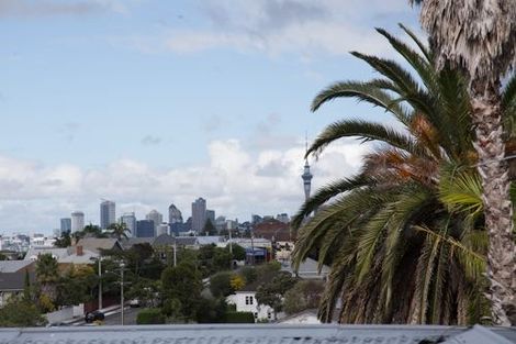 Photo of property in 194a Queen Street, Northcote Point, Auckland, 0627