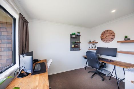 Photo of property in 35 Chestnut Close, Kelvin Grove, Palmerston North, 4414