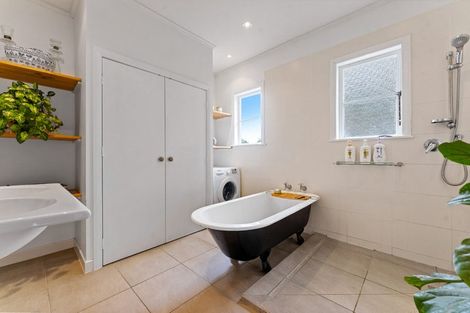 Photo of property in 2 Slater Road, South Head, Helensville, 0874