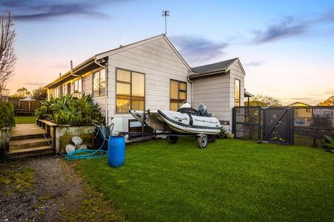 Photo of property in 24 Granville Drive, Massey, Auckland, 0614