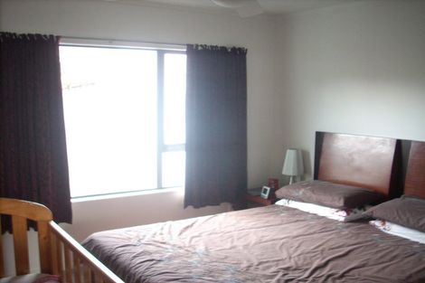 Photo of property in 2/6 Topliss Drive, Northcross, Auckland, 0632