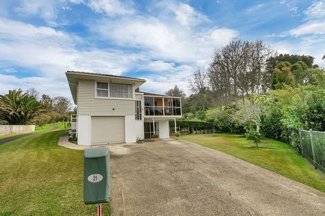 Photo of property in 21 Battle Place, Glenfield, Auckland, 0629