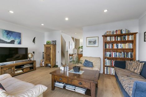 Photo of property in 2/15 Roxburgh Street, Mount Victoria, Wellington, 6011