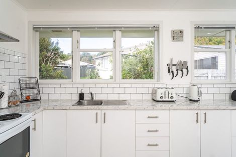 Photo of property in 30 Surprise Place, Cannons Creek, Porirua, 5024