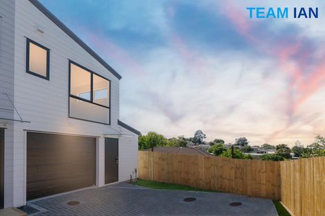 Photo of property in 7/11 Kayle Glen, West Harbour, Auckland, 0618