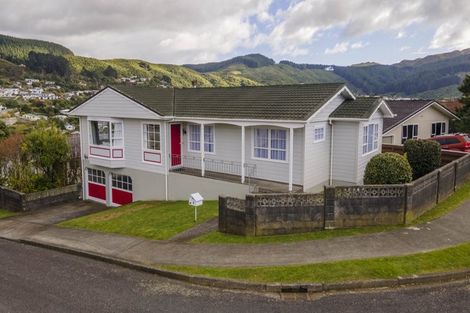 Photo of property in 2 Florio Terrace, Tawa, Wellington, 5028