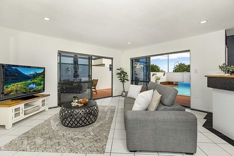 Photo of property in 82 Glenross Drive, Wattle Downs, Auckland, 2103