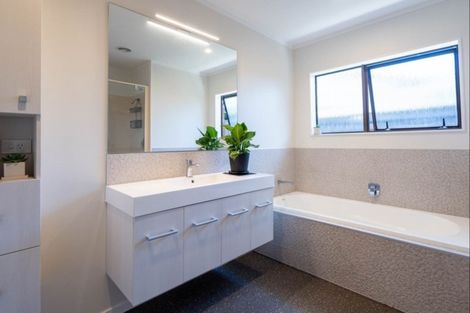 Photo of property in 4 Wakefield Grove, Waikanae, 5036