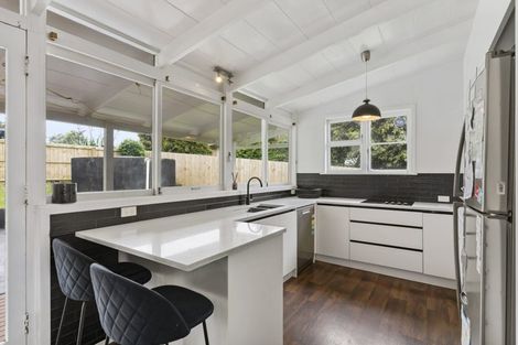 Photo of property in 18 Penton Road, Stanmore Bay, Whangaparaoa, 0932
