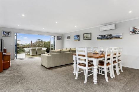 Photo of property in 6 Ward Crescent, Te Atatu Peninsula, Auckland, 0610