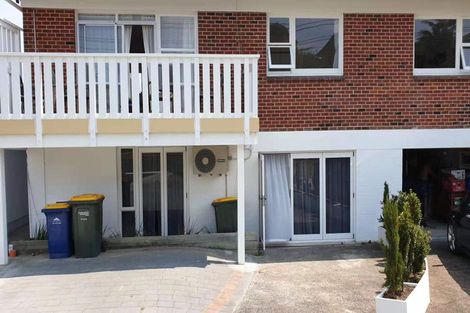 Photo of property in 3/2 Scarboro Terrace, Murrays Bay, Auckland, 0630