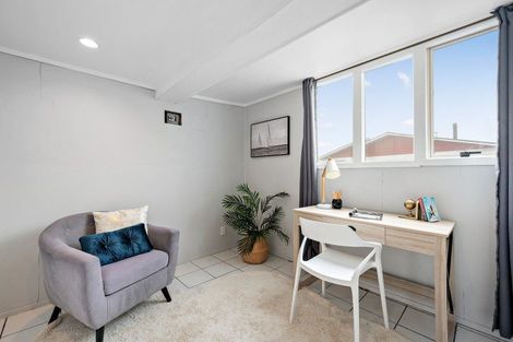 Photo of property in 7 Chetwode Grove, Newlands, Wellington, 6037