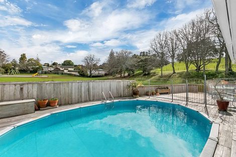 Photo of property in 21 Battle Place, Glenfield, Auckland, 0629