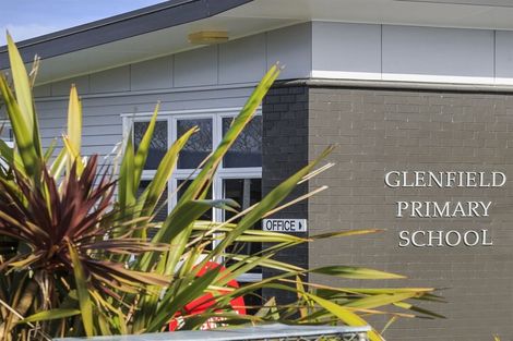 Photo of property in 3/2 Bentley Avenue, Glenfield, Auckland, 0629