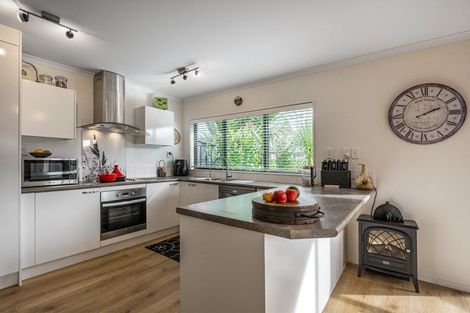 Photo of property in 17 Ryehill Close, New Lynn, Auckland, 0600