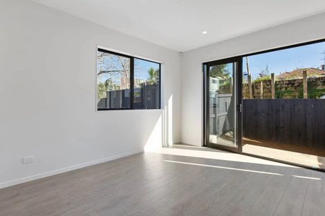 Photo of property in 24e Lincoln Park Avenue, Massey, Auckland, 0614