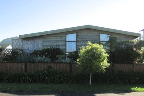 Photo of property in 8 Freyberg Crescent, Waikanae Beach, Waikanae, 5036