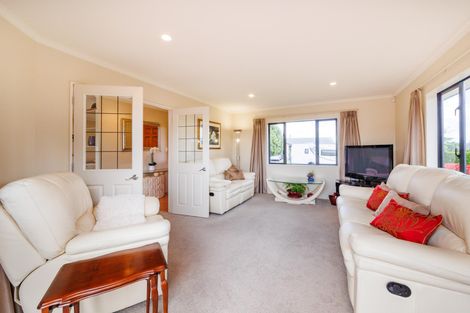 Photo of property in 16 Sycamore Crescent, Fitzherbert, Palmerston North, 4410
