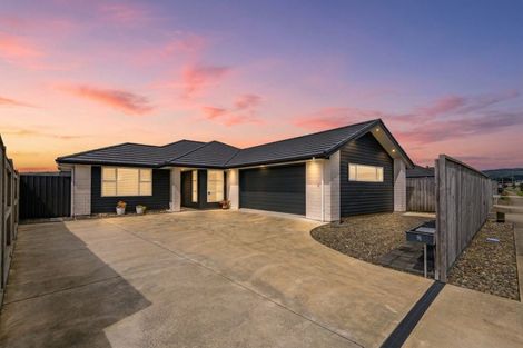 Photo of property in 96 Johnstone Drive, Fitzherbert, Palmerston North, 4410