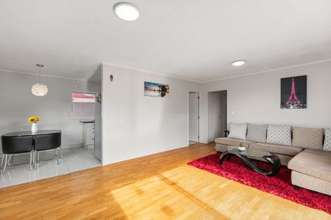 Photo of property in 2/21 Te Atatu Road, Te Atatu South, Auckland, 0610