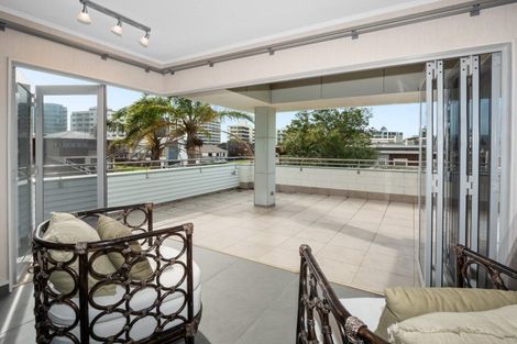 Photo of property in 10 The Mall, Mount Maunganui, 3116