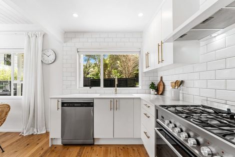 Photo of property in 122 Stanmore Bay Road, Stanmore Bay, Whangaparaoa, 0932