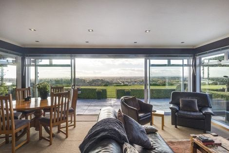 Photo of property in 38 Titirangi Drive, Fitzherbert, Palmerston North, 4471