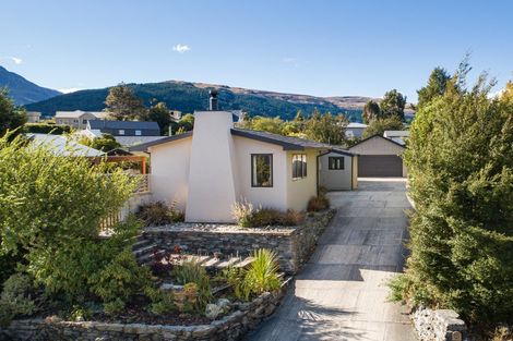 Photo of property in 31 Cedar Drive, Kelvin Heights, Queenstown, 9300