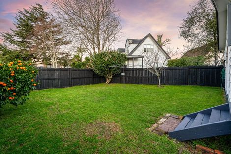 Photo of property in 92b Beach Road, Te Atatu Peninsula, Auckland, 0610