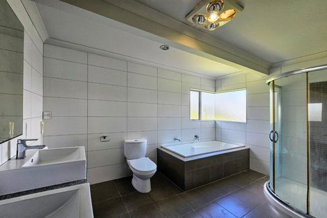 Photo of property in 28 Pin Oak Drive, Schnapper Rock, Auckland, 0632