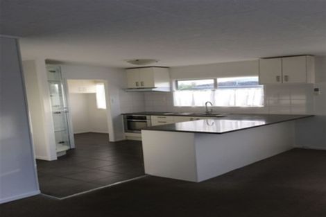 Photo of property in 2 Silverstone Place, Henderson, Auckland, 0612