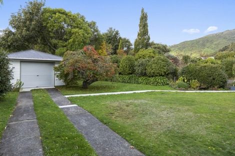 Photo of property in 135 Hine Road, Wainuiomata, Lower Hutt, 5014