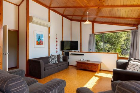 Photo of property in 21 Amelia Crescent, Waikawa, Picton, 7220