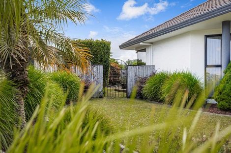 Photo of property in 25 Suncrest Drive, West Harbour, Auckland, 0618