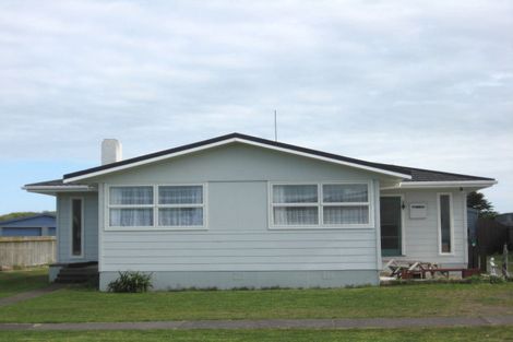 Photo of property in 52 Lee Street, Castlecliff, Whanganui, 4501
