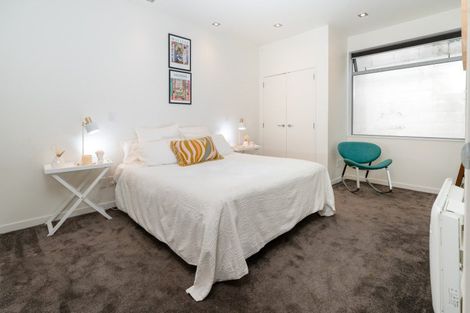 Photo of property in 28 Tiketike Way, Brooklyn, Wellington, 6021