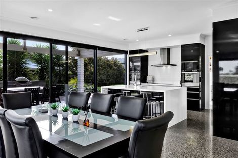 Photo of property in 6 Pebble Beach Court, Waiwhakaiho, New Plymouth, 4312